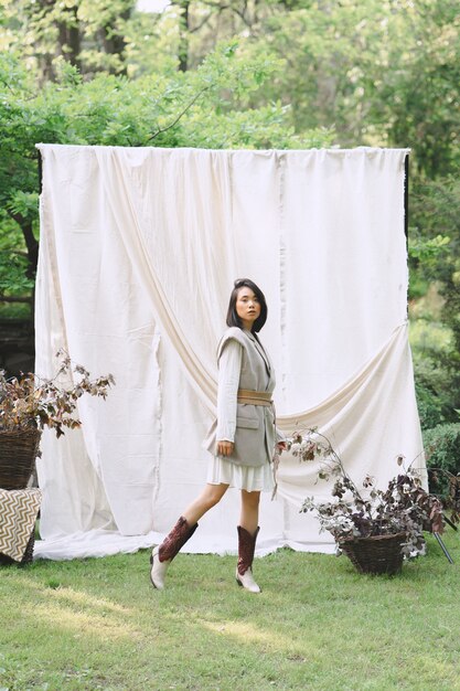 Superbe femme debout et regardant dans le jardin