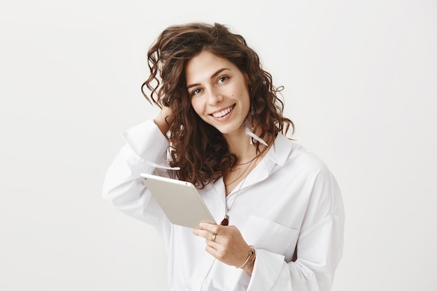 Superbe femme élégante à l'aide de tablette numérique