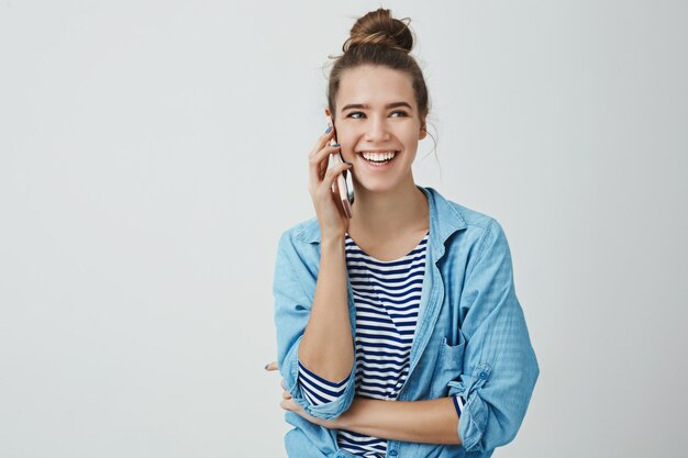 superbe femme européenne féminine rire parler téléphone nonchalamment