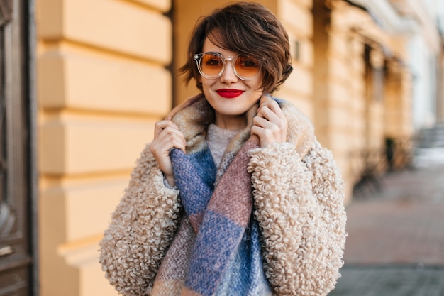 Superbe femme avec foulard posant sur rue