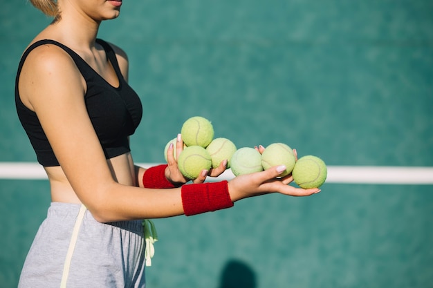 Photo gratuite superbe femme tenant des balles de tennis