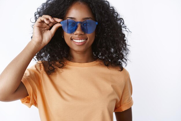 Superbe fille afro-américaine impertinente portant des lunettes de soleil