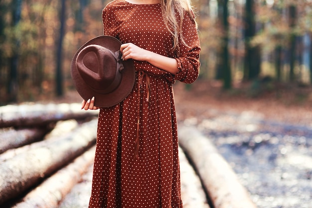 Superbe jeune femme dans la forêt d'automne