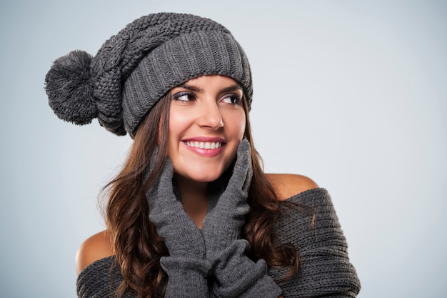 Superbe jeune femme portant des vêtements d'hiver à la recherche de l'espace de copie