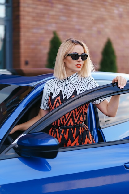 Superbe Jeune Femme Waring Dress Posant Devant Sa Voiture à L'extérieur, Conducteur De Propriété