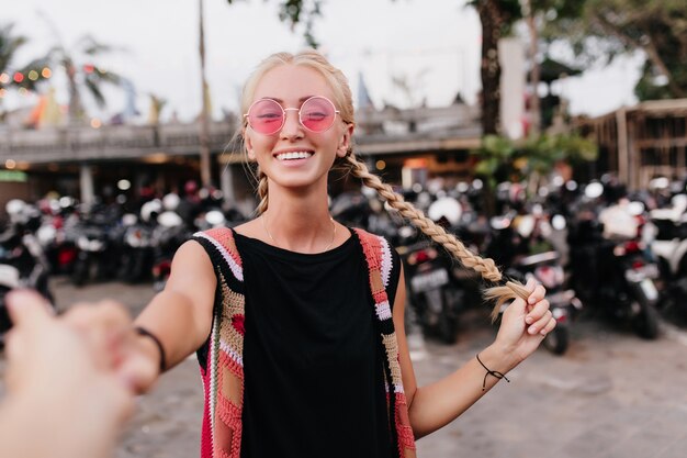 Superbe modèle féminin européen avec des tresses passant la journée d'été en plein air.