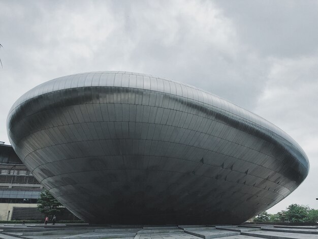 Superbe photo d'une grande architecture brutaliste métallique