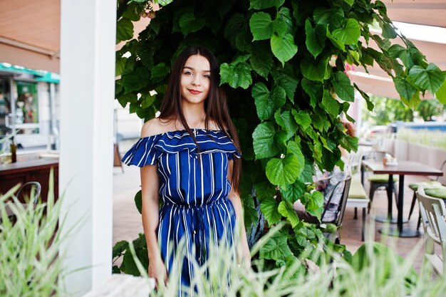 Superbe portrait de jeune fille brune au café