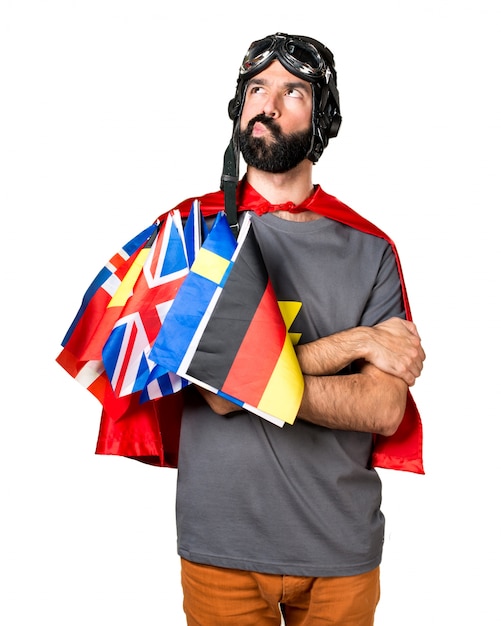 Superhero avec beaucoup de drapeaux pensant