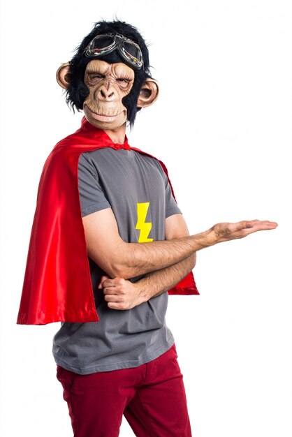 Superhero monkey man présentant quelque chose