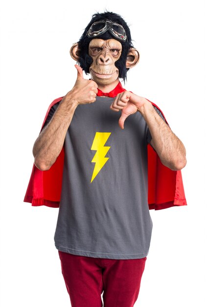 Superhéros monkey man make good-bad sign