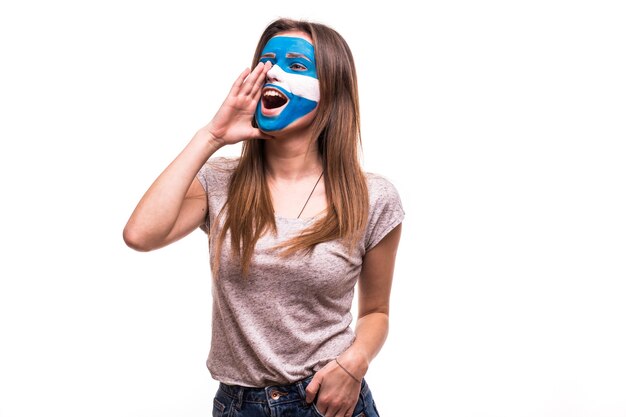 Support du ventilateur de l'équipe nationale de l'Argentine avec visage peint crier et crier isolé sur fond blanc