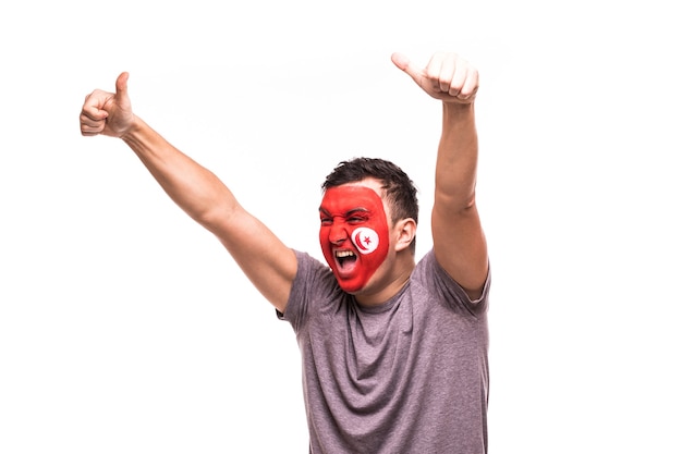 Support du ventilateur de l'équipe nationale de Tunisie avec visage peint crier et crier isolé sur fond blanc