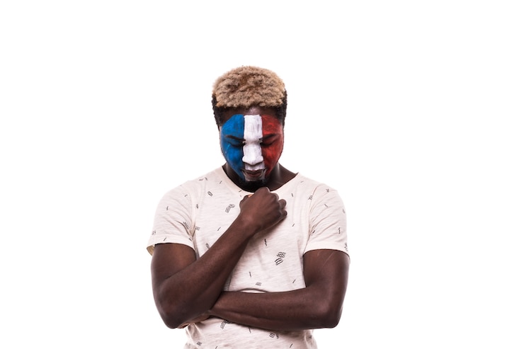 Photo gratuit support de fan perdant bouleversé de l'équipe nationale afro de france avec visage peint isolé sur fond blanc