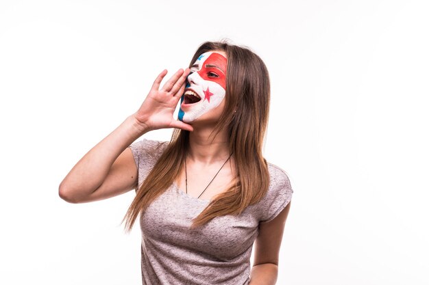 Support des fans de l'équipe nationale du Panama avec visage peint crier et crier isolé sur fond blanc