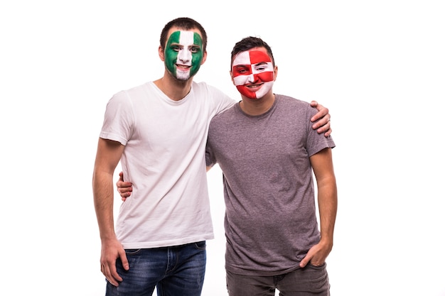 Supporters de fans de football avec visage peint des équipes nationales du Nigeria et de la Croatie isolé sur fond blanc