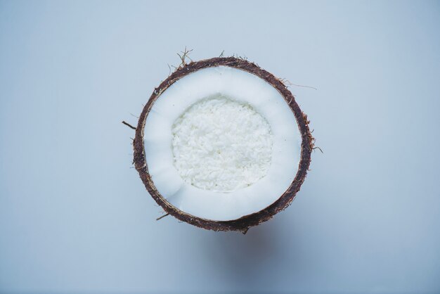 Surface blanche à la moitié de la noix de coco