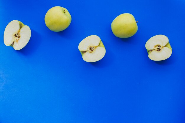 Surface bleu foncé avec des pommes savoureuses