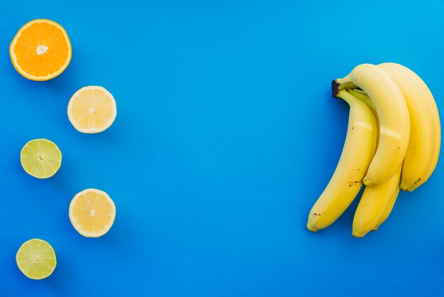 Surface bleue avec bananes et autres fruits