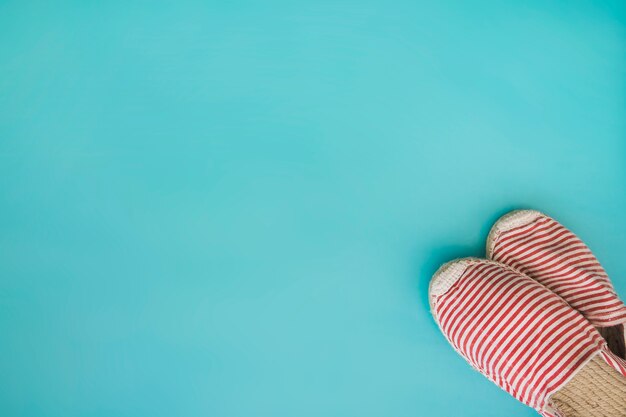 Photo gratuite surface bleue avec chaussures d'été