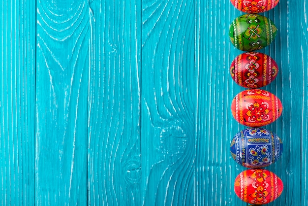 Photo gratuite surface bleue avec des oeufs de pâques décoratifs