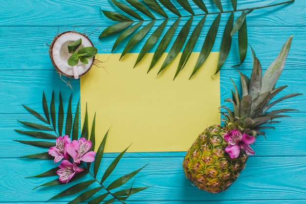 Surface en bois bleu avec fruits d&#39;été et espace vide