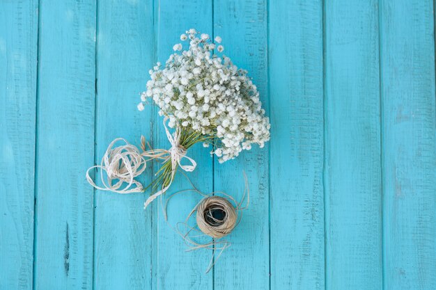 surface en bois avec bouquet et la corde