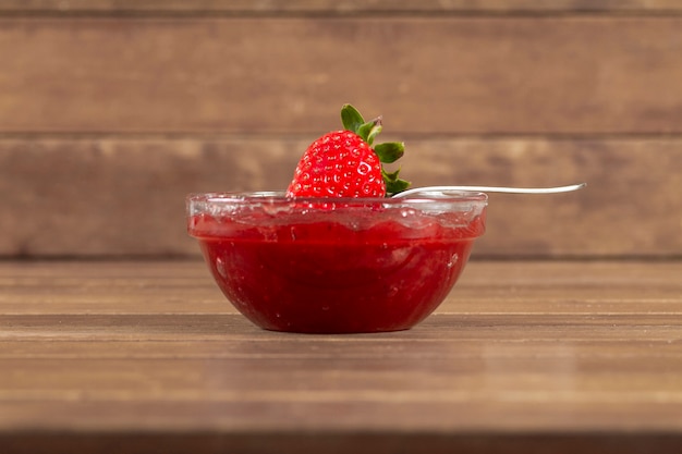 surface en bois avec confiture de fraise