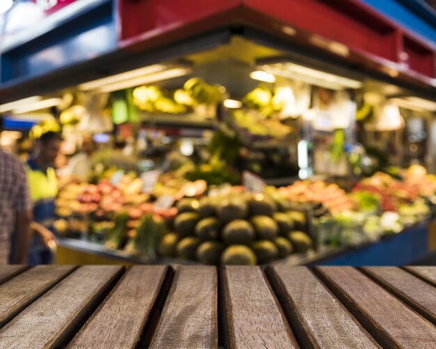 Surface en bois donnant sur le marché aux fruits