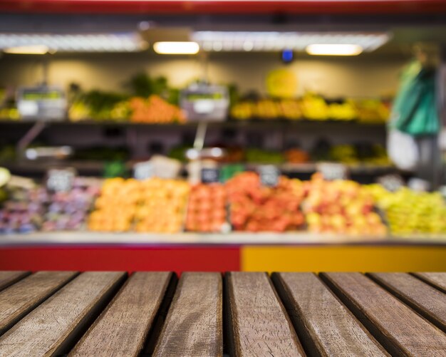 Surface en bois donnant sur le marché