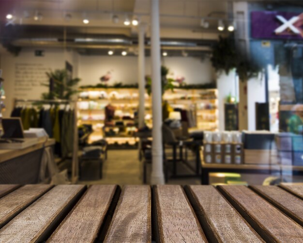 Surface en bois donnant sur un supermarché