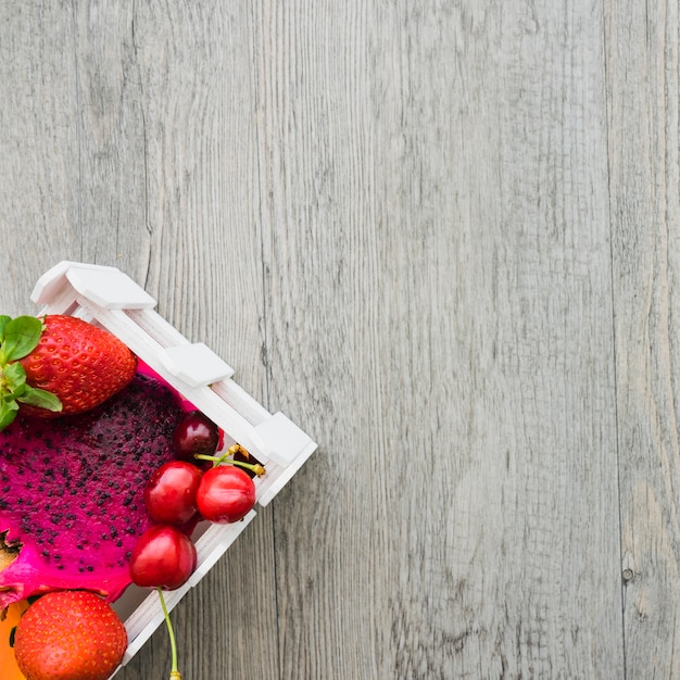 Surface en bois avec espace vide et fruits