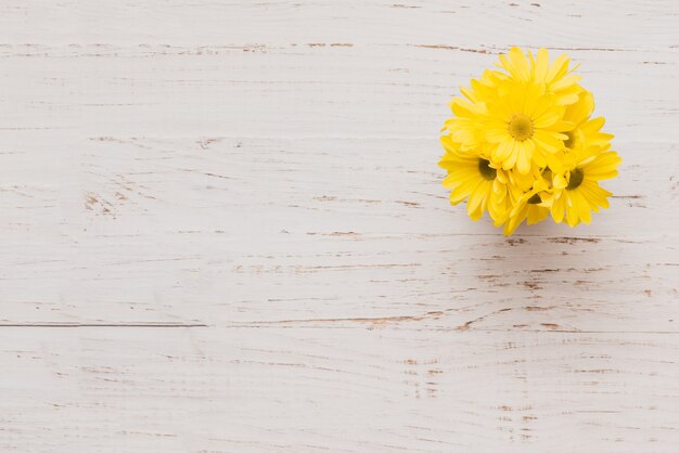 surface en bois avec des fleurs jaunes décoratifs