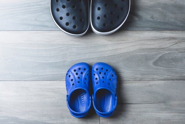 surface en bois gris avec des chaussures en plastique