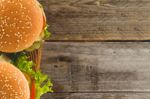 Surface en bois avec des hamburgers savoureux et un espace vide