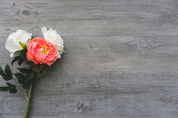 Surface en bois avec de jolies fleurs