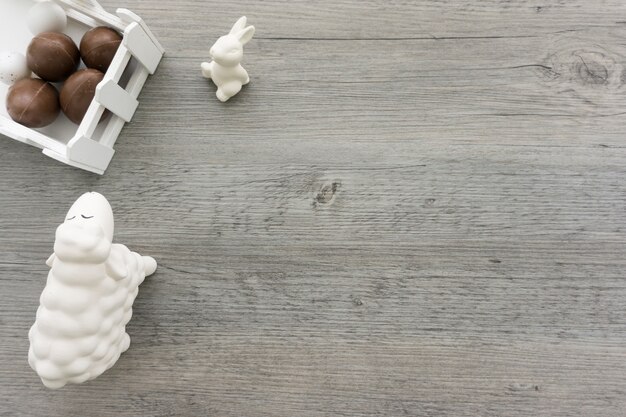 surface en bois avec le lapin et le mouton pour le jour de Pâques