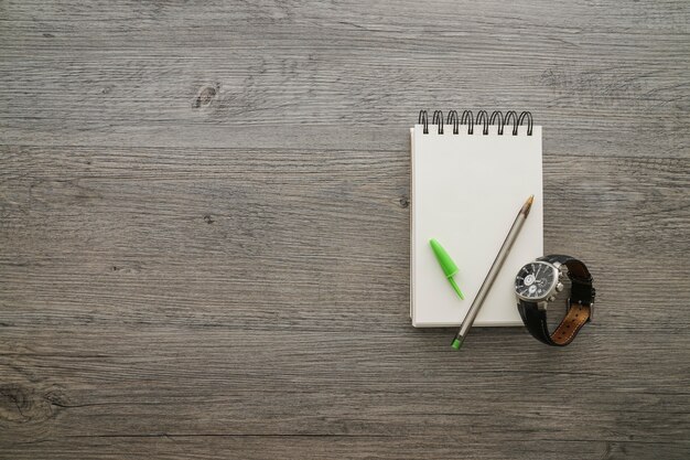 Surface en bois avec stylo et cahier pour le jour du père