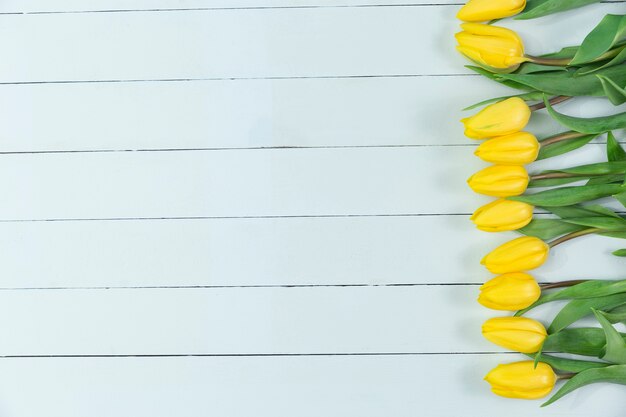 surface en bois avec tulipes jaunes