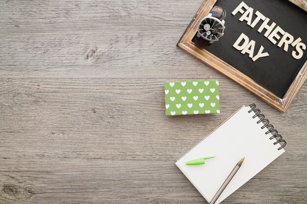 Surface en bois avec une variété d&#39;éléments pour la fête des pères