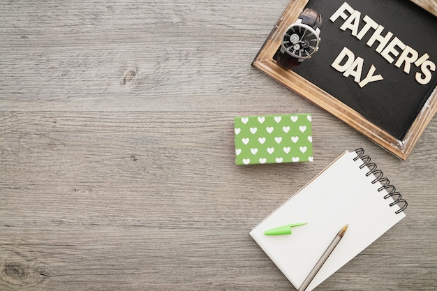 Surface en bois avec une variété d&#39;éléments pour la fête des pères