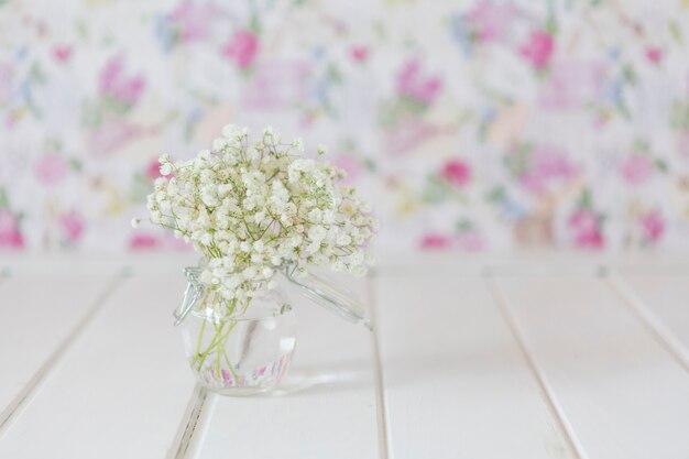 surface en bois avec vase et fond flou