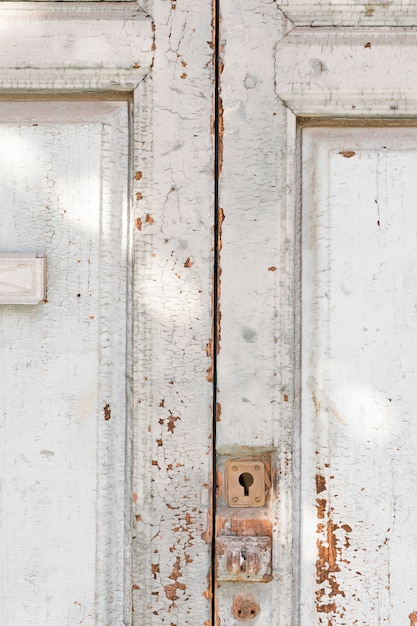 Photo gratuite surface en bois vintage avec peinture écaillée