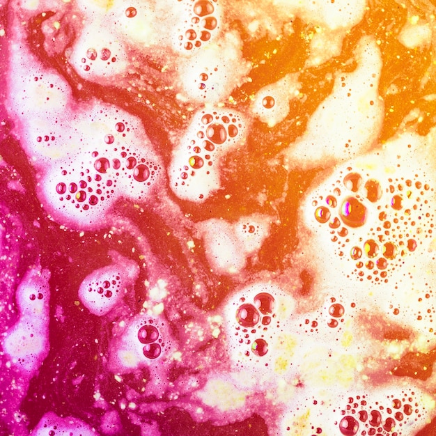 Surface de bulle de bombe de bain jaune et rouge avec bulle