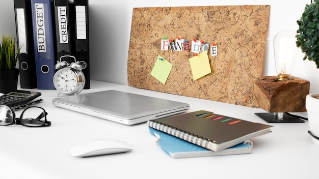 Photo gratuite surface de bureau avec cahiers et ordinateur portable