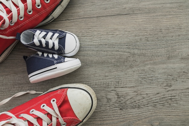 Surface avec chaussures décoratives et espace vide