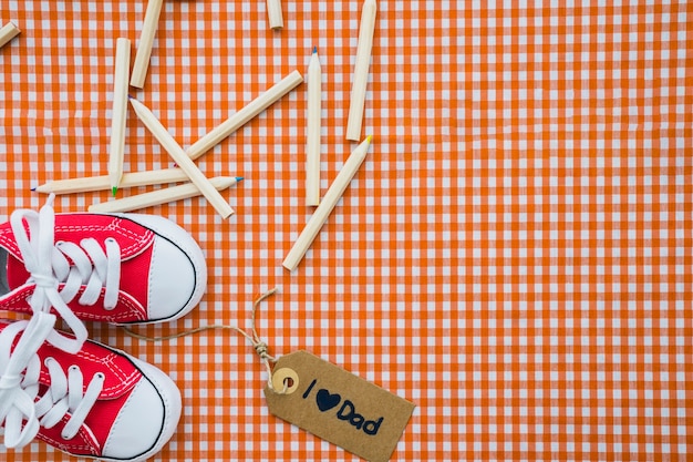 Surface avec des crayons et des chaussures pour le jour du père