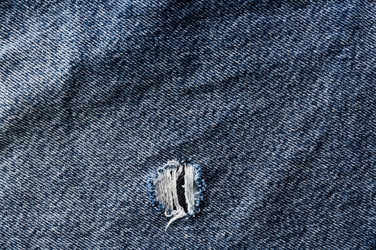 Photo gratuit surface en denim grossière avec déchirure