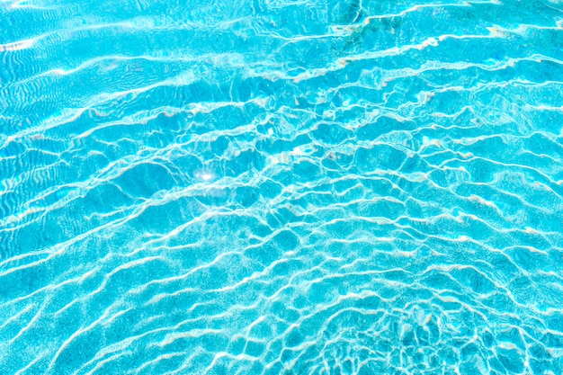 Surface de l&#39;eau de la piscine abstraite et fond avec réflexion de la lumière du soleil