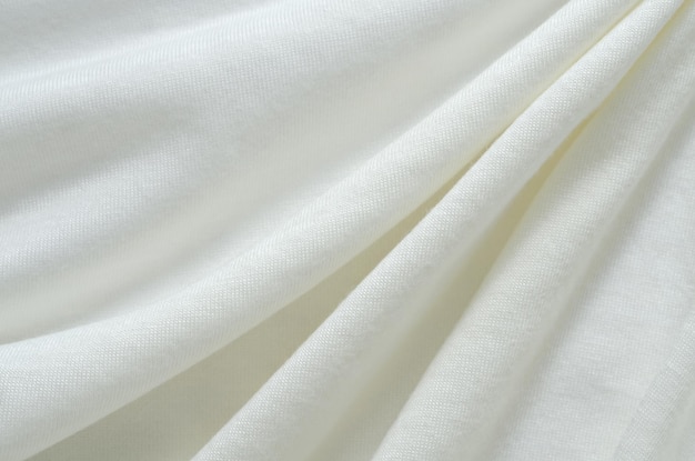 Surface de fond de texture de tissu doux froissé en coton blanc naturel